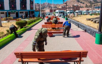 DAN MANTENIMIENTO AL ORNATO DE LA PLAZA PRINCIPAL DEL CP JAYLLIHUAYA POR PROXIMIDAD DE ANIVERSARIO
