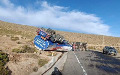 Cisterna boliviana volcó en la carretera Binacional, generando riesgo de daño ambiental