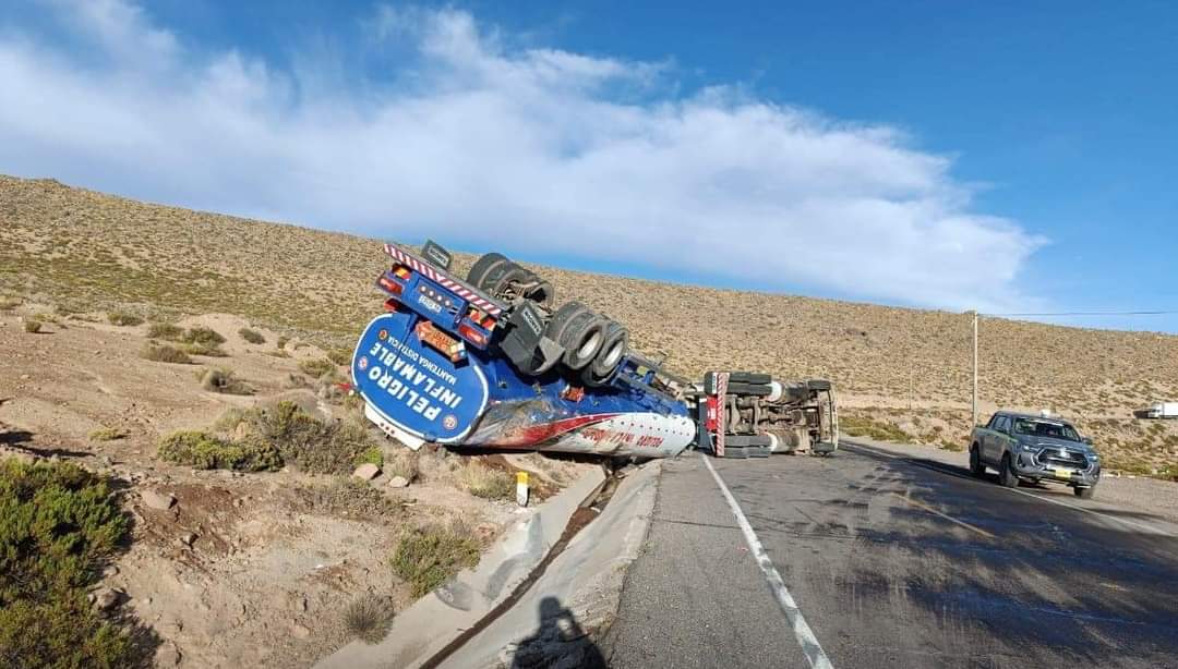 Cisterna boliviana volcó en la carretera Binacional, generando riesgo de daño ambiental