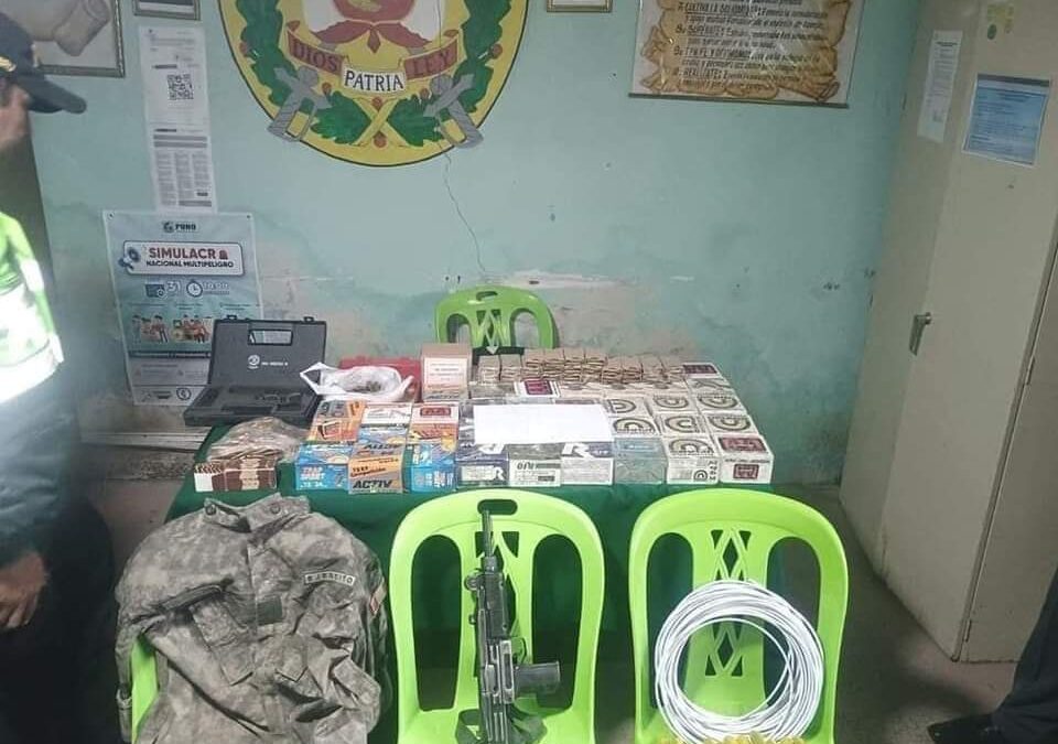 Hallan arsenal de armas y explosivos en vivienda supuestamente abandonada en Cojata