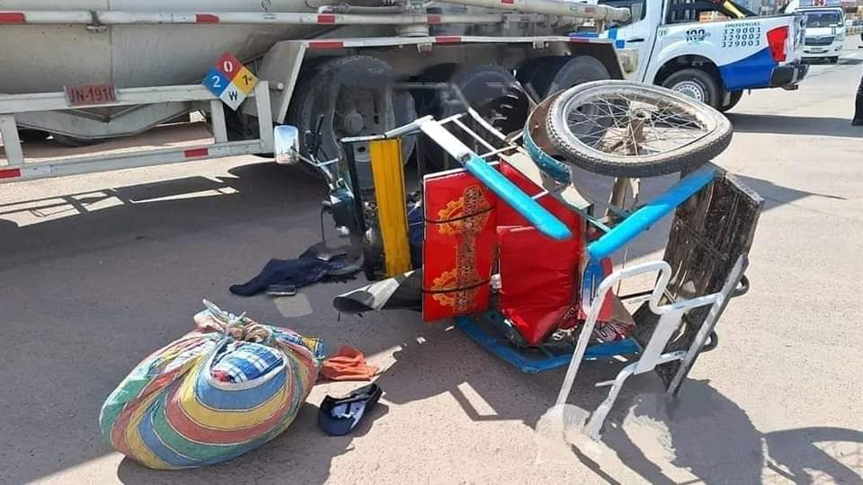 DOS HERIDOS DE CONSIDERACIÓN, LUEGO QUE TRICIMOTO SE PASARA LA LUZ ROJA Y COLISIONARA CONTRA TRAILER DE COMBUSTIBLE