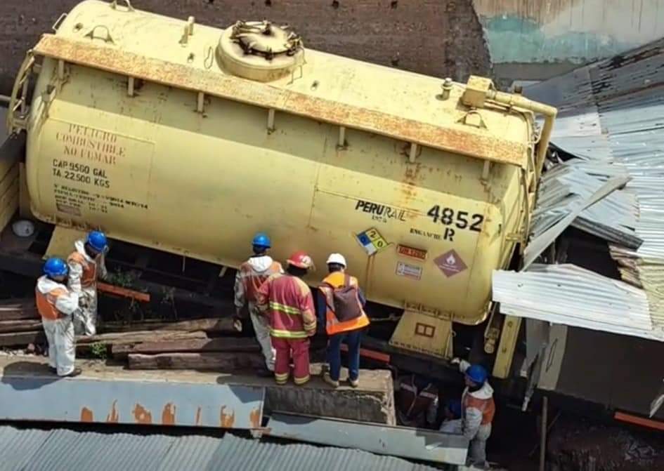 TREN DE PERURAIL SE DESCARRILA AFECTANDO VIVIENDA EN LA ESTACIÓN SAN PEDRO