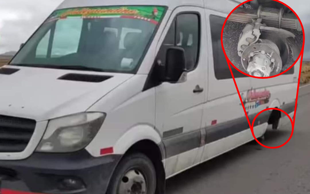 MINIVAN SIN LLANTAS POSTERIORES FUE ABANDONADA EN LA CARRETERA CRUCERO PHARA EN SANDIA
