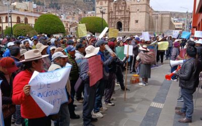 Comerciantes del Mercado Bellavista realizan plantón en el Municipio de Puno, exigiendo el retiro de ambulantes