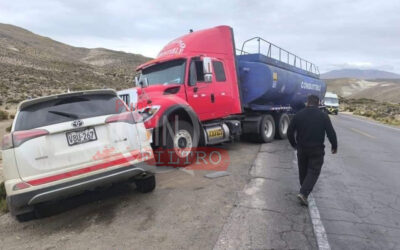 Choque frontal entre cisterna y camioneta deja varios heridos en la vía Arequipa-Puno