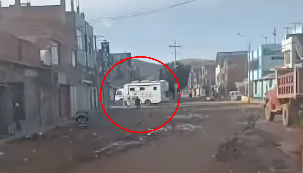 Camión clínico de la Redess Lampa chocó contra vehículo y se da a la fuga en Juliaca