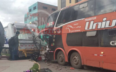 Bus de pasajeros proveniente del Cusco a Puno, se empotró contra camión compactador de basura en Juliaca