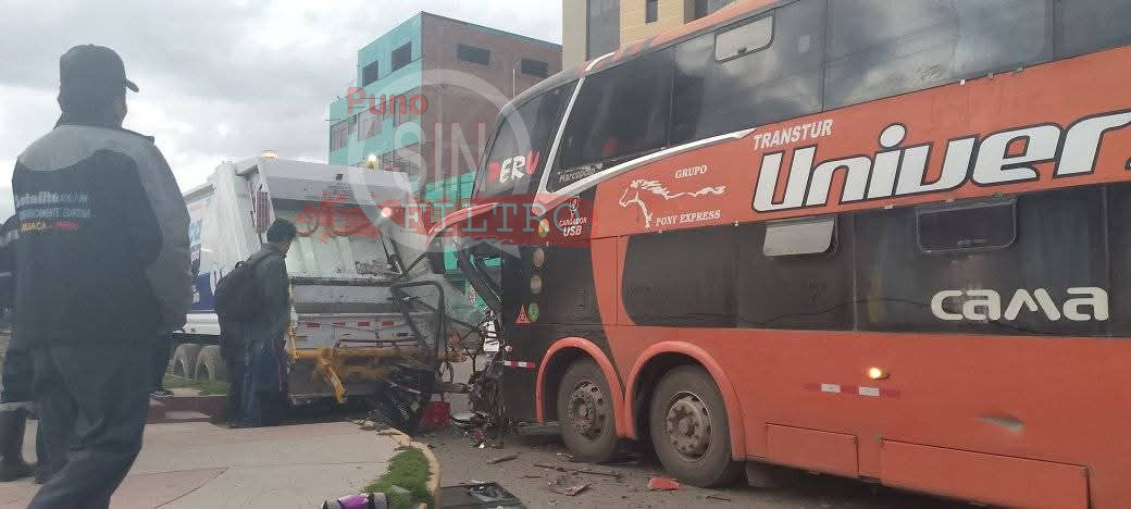 Bus de pasajeros proveniente del Cusco a Puno, se empotró contra camión compactador de basura en Juliaca