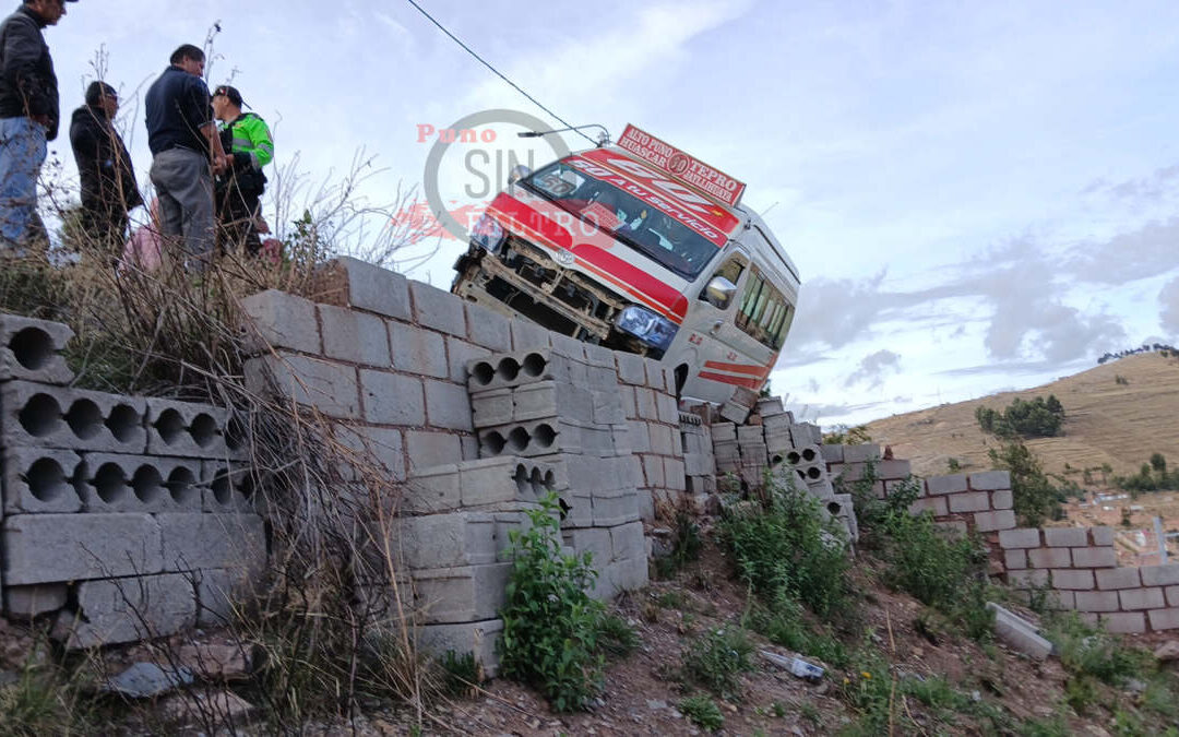 Combi y su chofer se salvaron de caer a barranco en Yanamayo