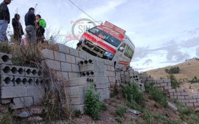 Combi y su chofer se salvaron de caer a barranco en Yanamayo