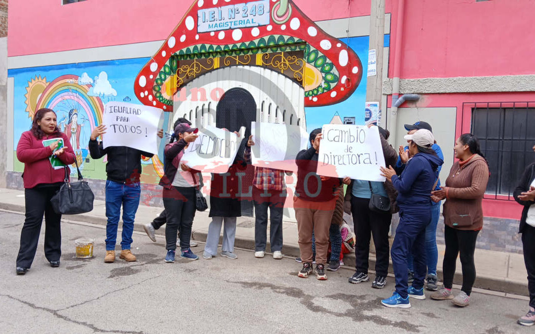 Madres de familia exigen renuncia de directora de IEI 248 por presunto discriminación y nepotismo