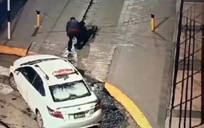 Taxista es captado en video robando celular a ebrio