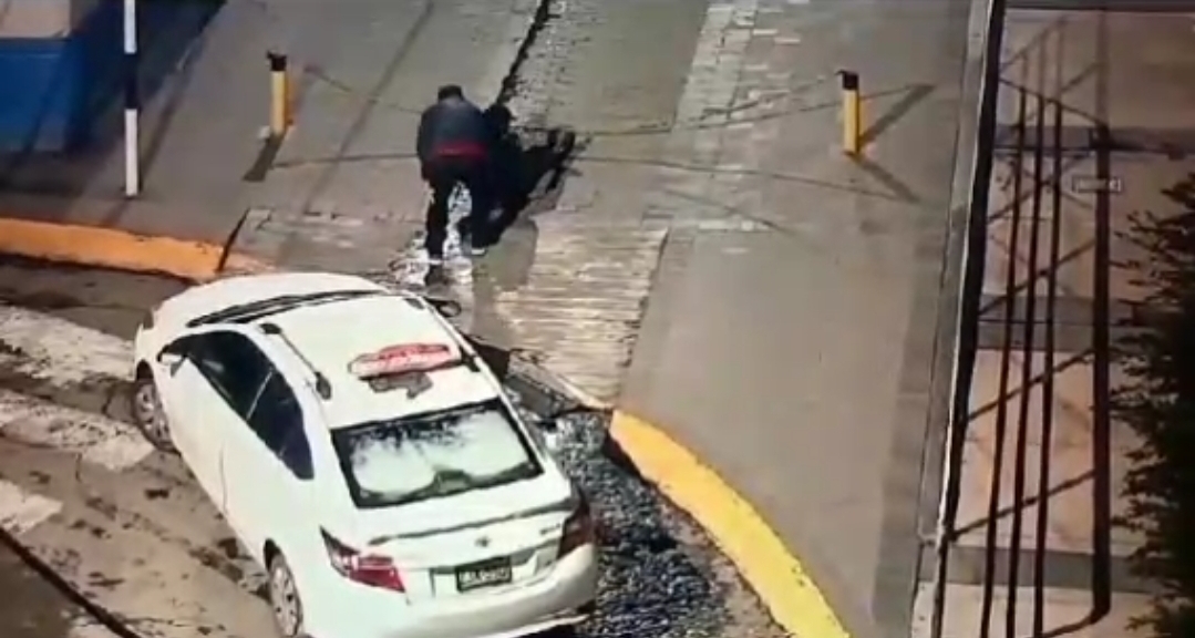 Taxista es captado en video robando celular a ebrio