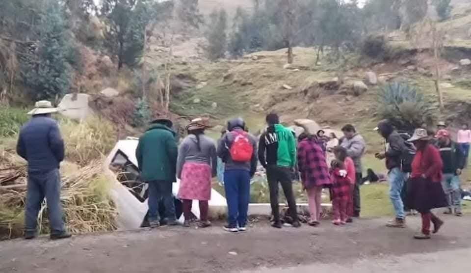 Combi se despista en ruta Cusco – Chumbivilcas dejando un saldo de dos fallecidos y varios heridos