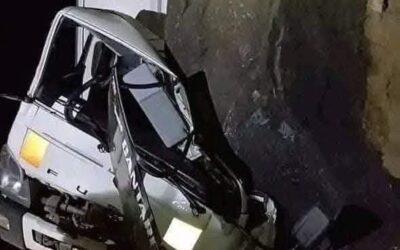 Conductor de camión muere tras caerle roca gigante