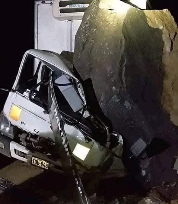 Conductor de camión muere tras caerle roca gigante