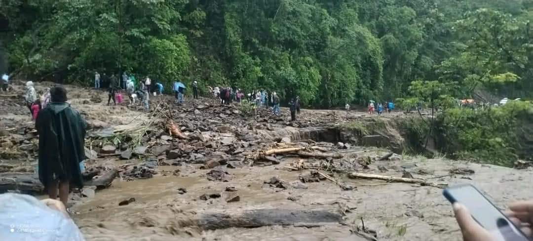 Derrumbes bloquearon la carretera Cochabamba – Santa Cruz tras intensas lluvias