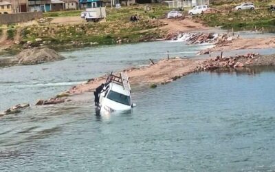 Video: Camioneta se atascó en el río Azángaro por falta de puente