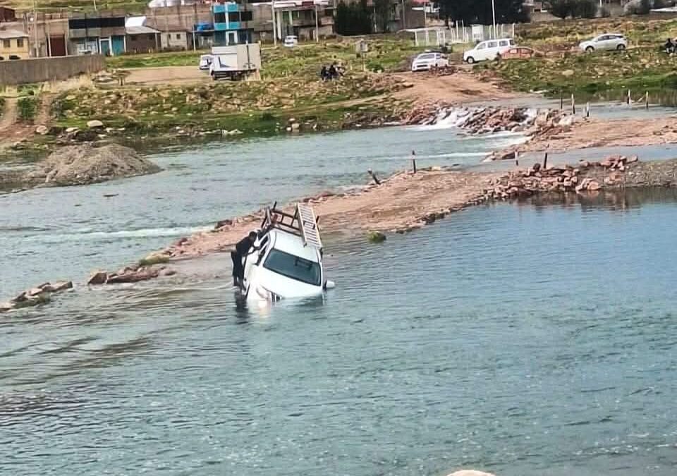 Video: Camioneta se atascó en el río Azángaro por falta de puente