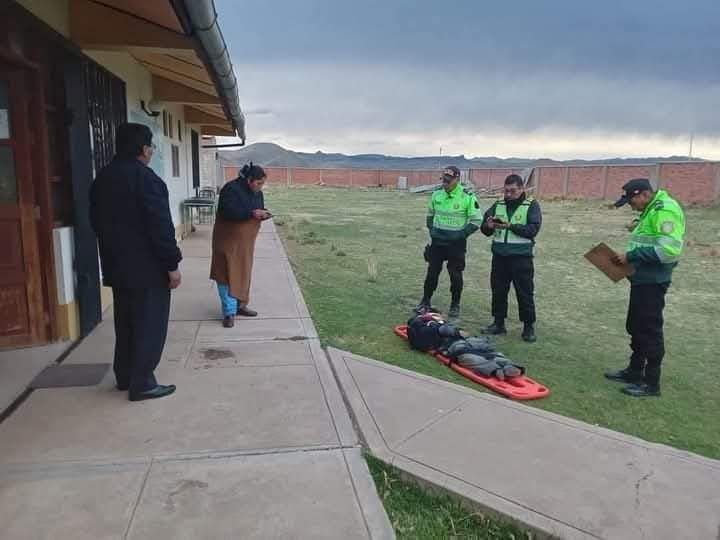 Niño muere y profesora resultó herida al ser aplastados por maquinaria en obra de carretera en Azángaro