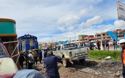 Camioneta quiso ganarle al tren, pero fue impactada por locomotora en Juliaca. Conductor huyó tras provocar el accidente