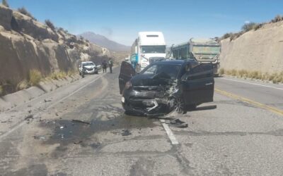 Choque frontal entre dos vehículos deja varios heridos en la vía Arequipa-Puno