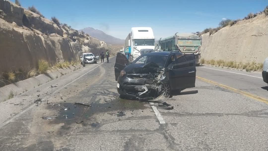 Choque frontal entre dos vehículos deja varios heridos en la vía Arequipa-Puno