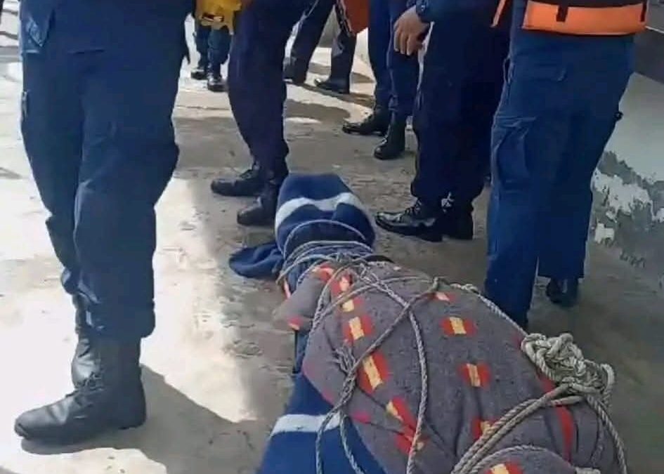PUNO| FUEGO CONTRA LA DELINCUENCIA!!! VECINOS DEL BARRIO HUAJSAPATA QUEMARON BIENES DE CANTINAS ILEGALES. MUNICIPIO OPTÓ POR CLAUSURARLAS