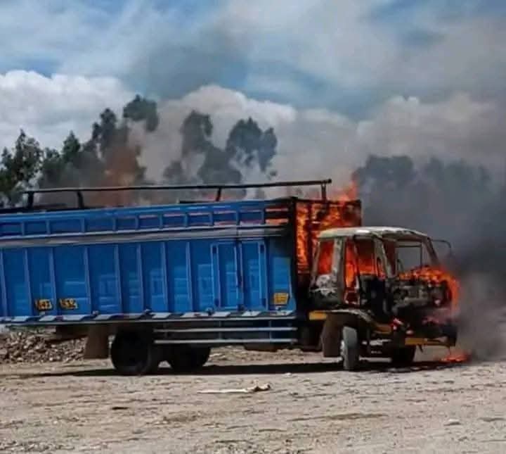 Pobladores de Cora Cora atrapan camión de abigeos y le prenden fuego