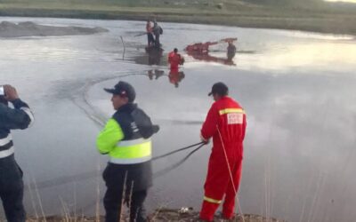 TRACTOR FUE TRAGADO POR EL RIO AYAVIRI. OPERADORES SE SALVARON DE MILAGRO