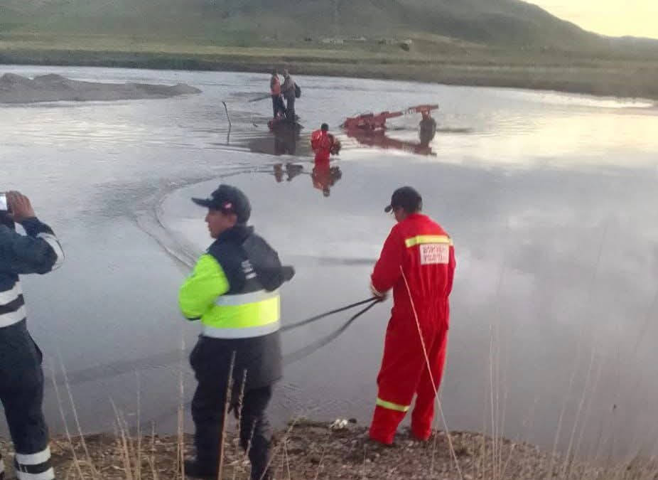 TRACTOR FUE TRAGADO POR EL RIO AYAVIRI. OPERADORES SE SALVARON DE MILAGRO