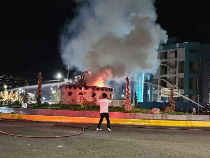 Corto circuito de las luces de navidad habría provocado incendio en el Óvalo UNAM