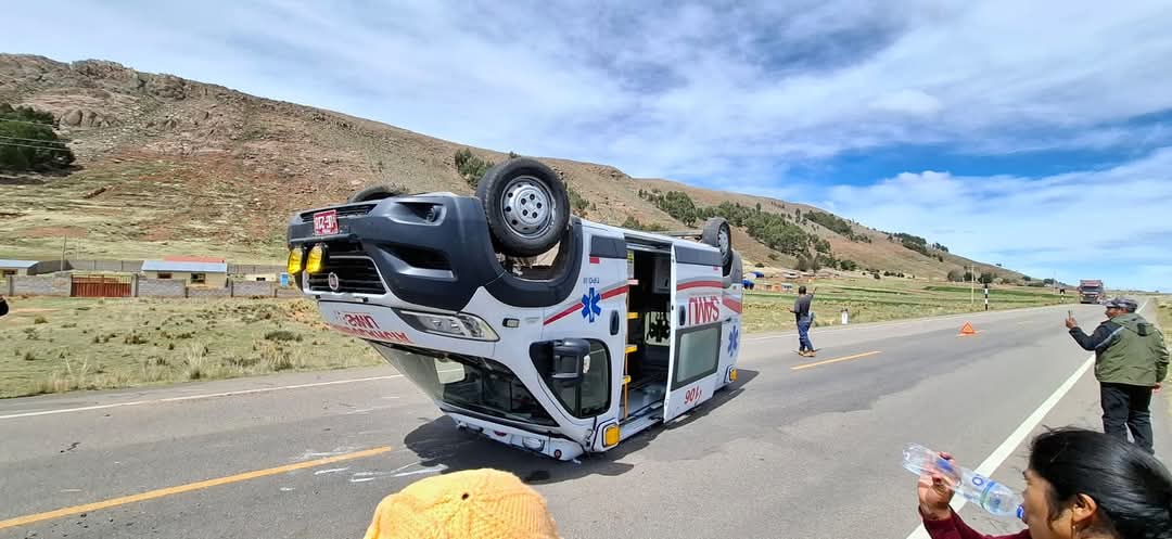 Ambulancia del SAMU volcó en la Vía Asillo-Azángaro