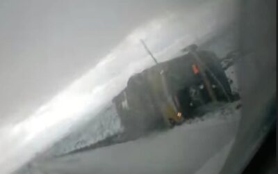 Video. Bus de Empresa Flores se despista en la carretera Puno-Arequipa. El exceso de velocidad y la pista cubierta por granizo habría sido la acusa del accidente
