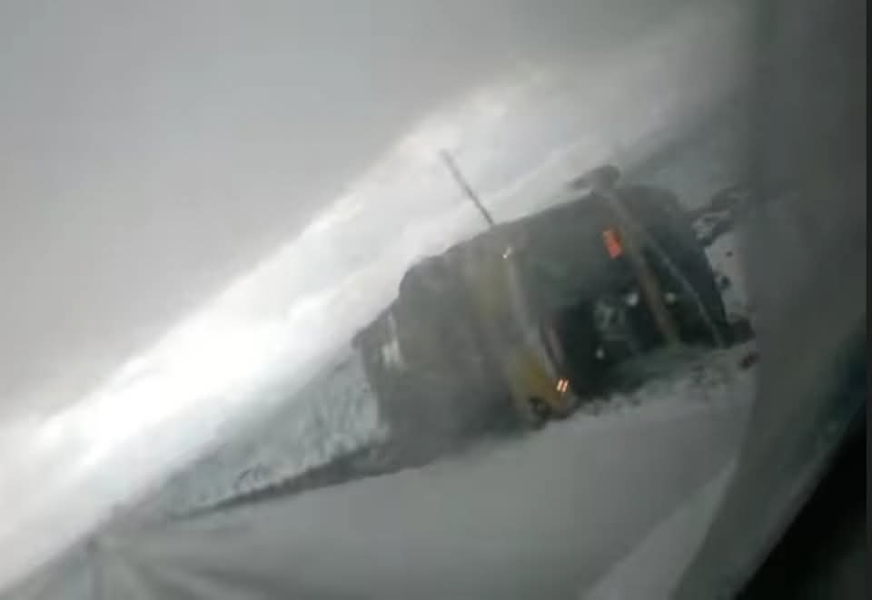 Video. Bus de Empresa Flores se despista en la carretera Puno-Arequipa. El exceso de velocidad y la pista cubierta por granizo habría sido la acusa del accidente