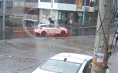 Video. Motociclista vivió para contarlo!!! Chocó contra auto y salió volando por los aires