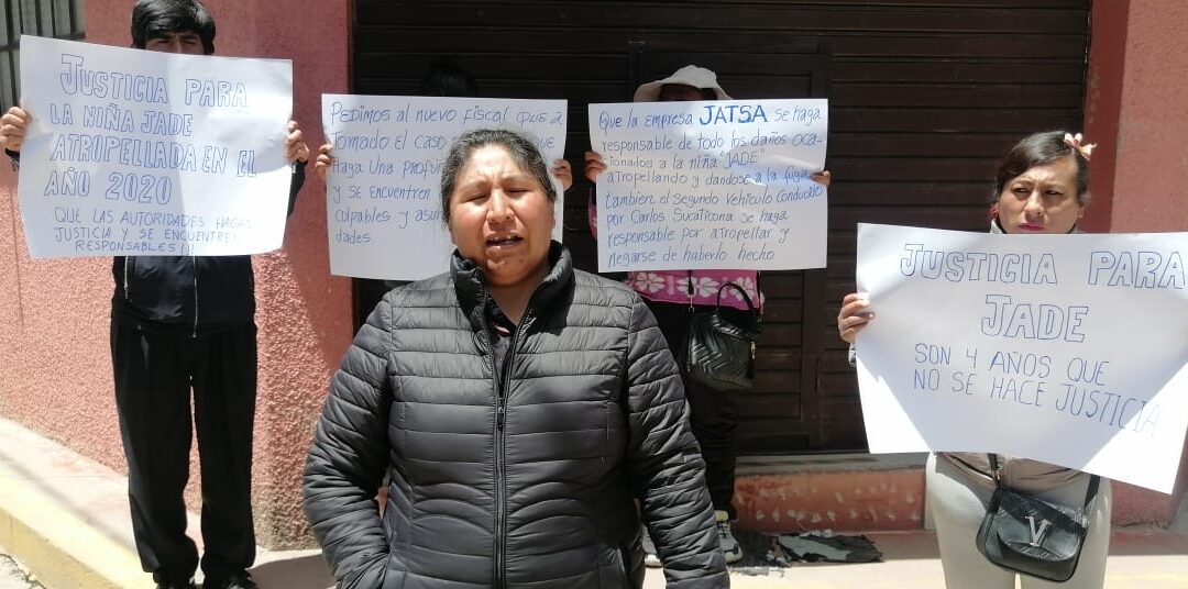 Madre de Familia Realiza Plantón en Fiscalía de Lampa Exigiendo Justicia por Accidente