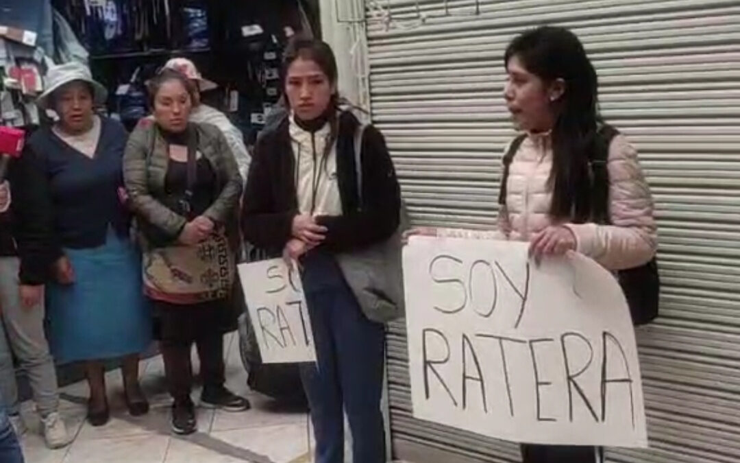 Comerciantes del mercado Túpac Amaru capturaron a 2 mujeres por robar pantalones. Tres de sus cómplices fugaron del lugar