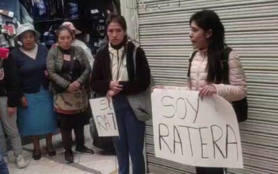 Comerciantes del mercado Túpac Amaru capturaron a 2 mujeres por robar pantalones. Tres de sus cómplices fugaron del lugar