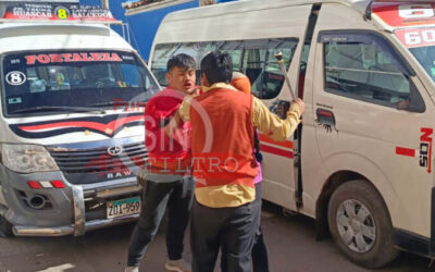 Choferes dejan combis y pasajeros para trompearse en pleno centro de Puno