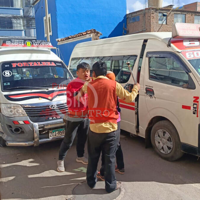 Choferes dejan combis y pasajeros para trompearse en pleno centro de Puno