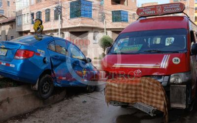 Choque entre combi y taxi deja un herido. Policías llegaron una hora después pese a llamadas al 105