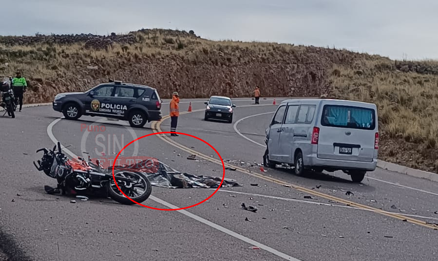 Un fallecido y otro gravemente herido tras choque de moto lineal contra minivan en carretera Puno – Juliaca