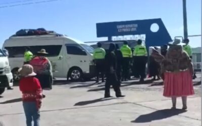 POBLADORES DE POMATA IMPIDEN PASO DE TRANSPORTISTAS A YUNGUYO, TRAS ATAQUE A VEHÍCULOS Y PASAJEROS