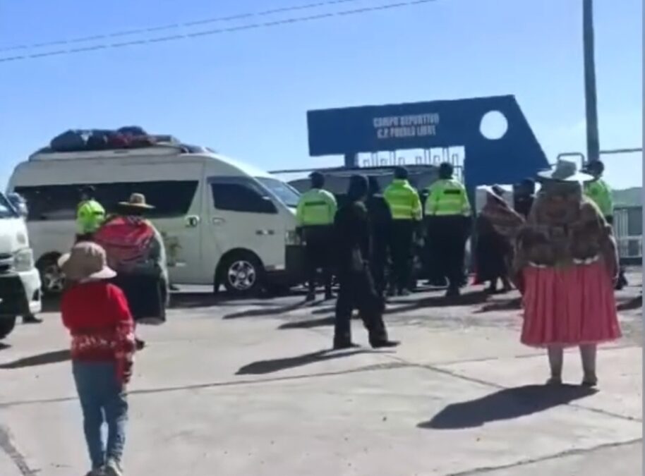 POBLADORES DE POMATA IMPIDEN PASO DE TRANSPORTISTAS A YUNGUYO, TRAS ATAQUE A VEHÍCULOS Y PASAJEROS