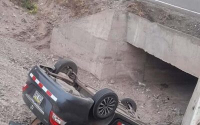 VEHÍCULO CAYÓ EN PONTÓN. EXCESO VELOCIDAD E IMPRUDENCIA HABRÍA SIDO LA CAUSA
