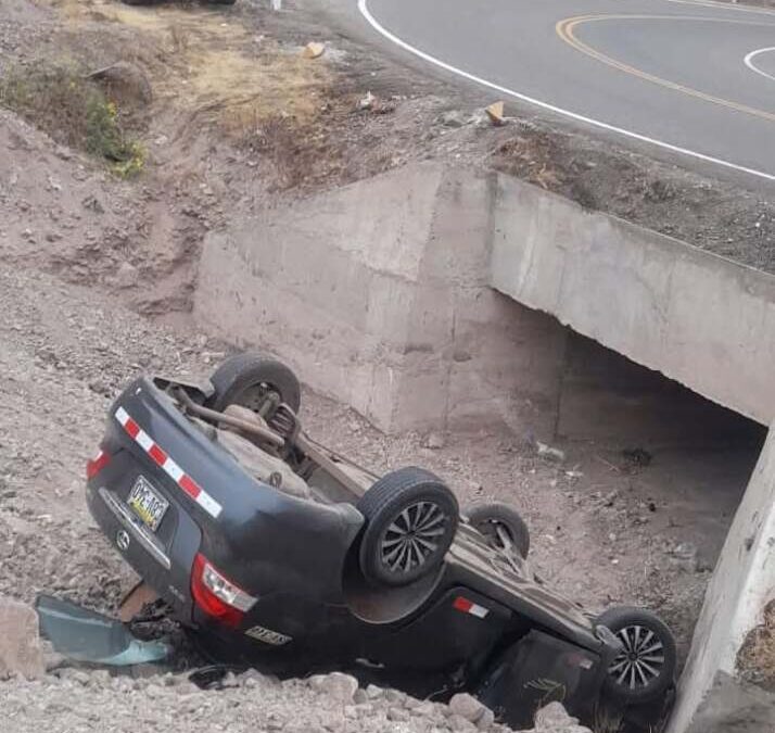 VEHÍCULO CAYÓ EN PONTÓN. EXCESO VELOCIDAD E IMPRUDENCIA HABRÍA SIDO LA CAUSA