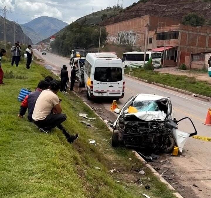POLICÍA Y UNA MUJER MURIERON DURANTE ACCIDENTE VEHÍCULAR