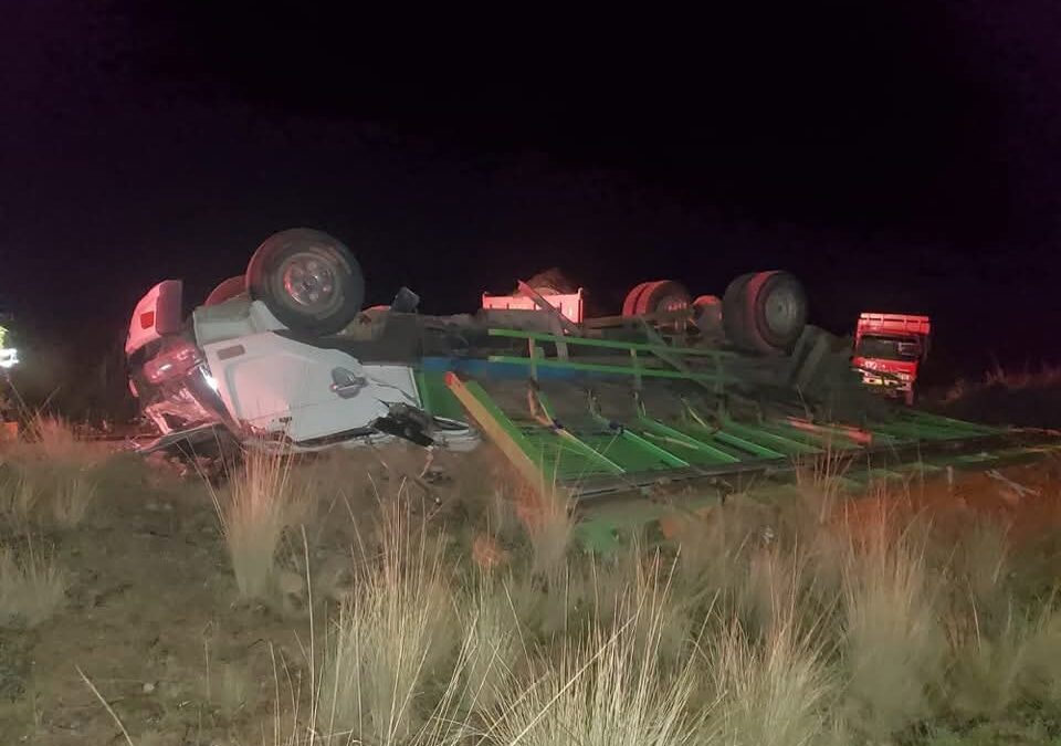 CONDUCTOR RESULTÓ HERIDO TRAS VOLCADURA DE CAMIÓN CON LADRILLOS