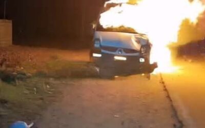 INCENDIAN MINIVAN QUE IMPACTÓ MOTOTAXI PROVOCANDO LA MUERTE DE MUJER Y UNA NIÑA